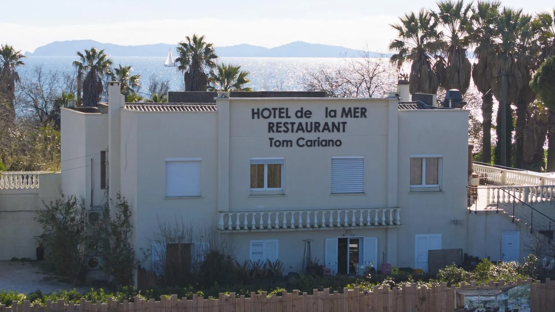 Hotel De La Mer contacts